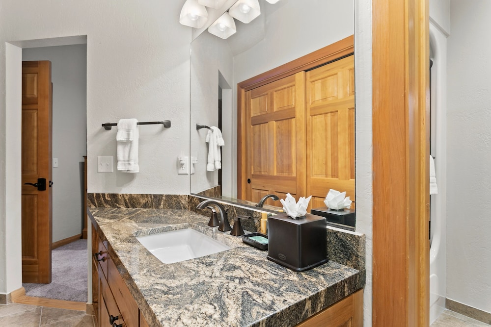 Queen Esther Drive Home at Deer Valley Resort - 4 Bedroom Home with Hot Tub #2436 4 Condo