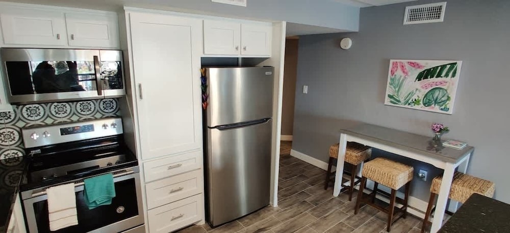 Saida Beachfront Luxe Condo Two Heated Pools 2 Bedroom Condo