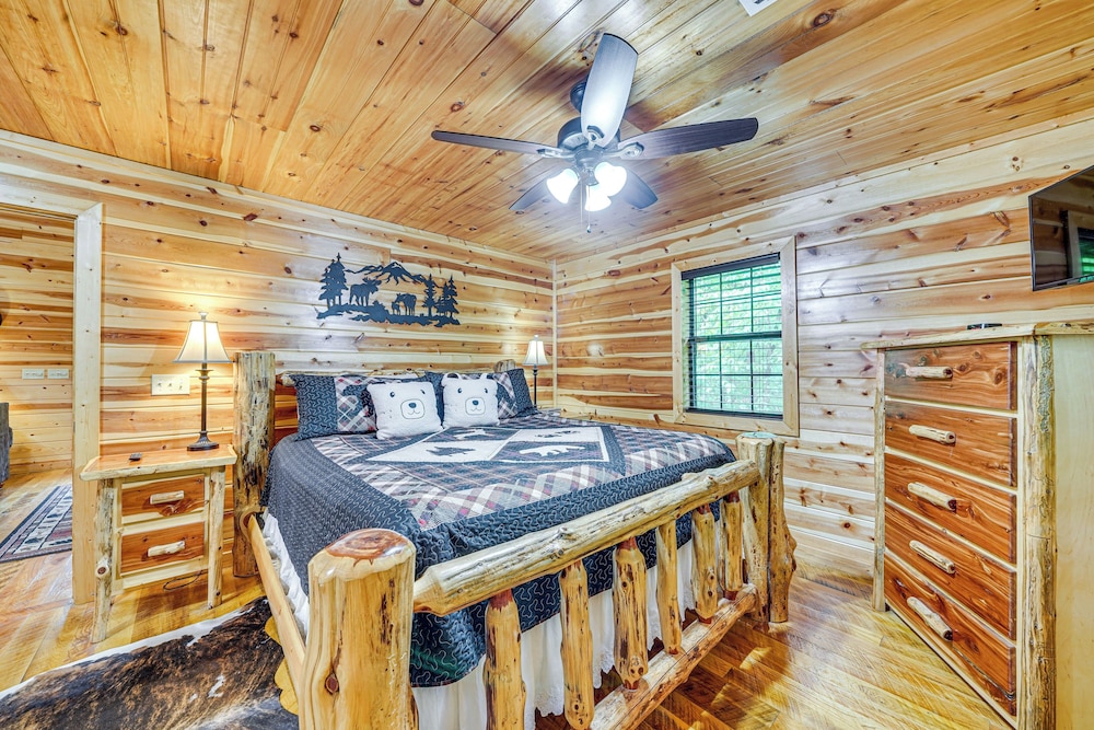 Private Hot Tub & Deck: Woodsy Broken Bow Retreat