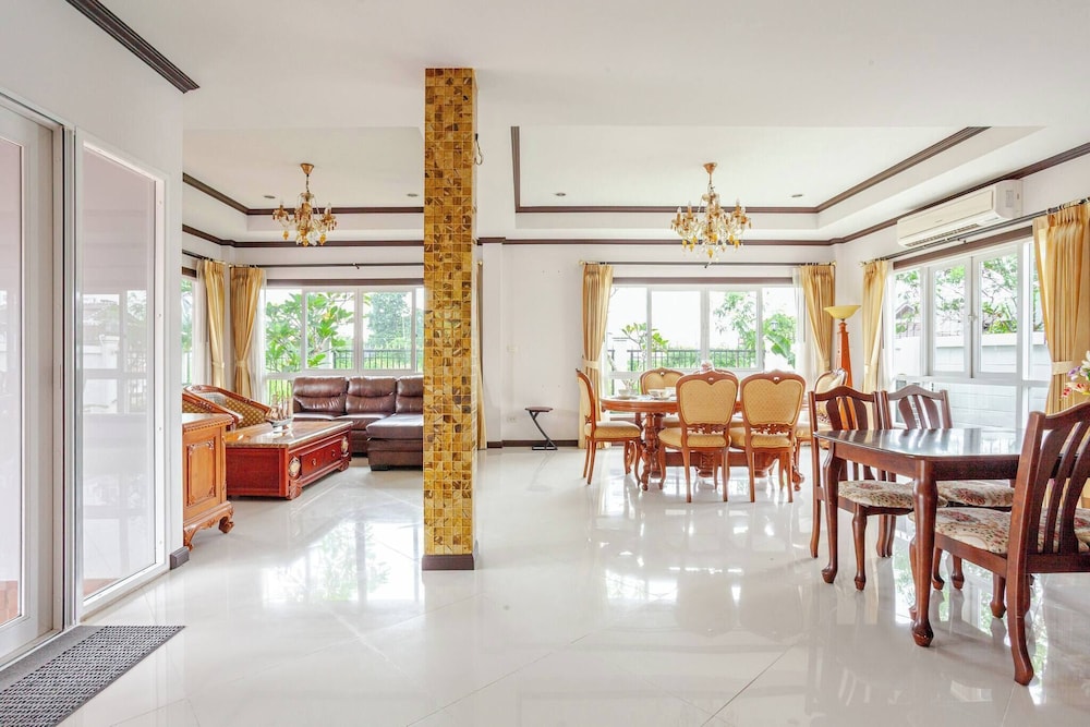 Luxury Iconic Royal Boat Pool Villa North Pattaya