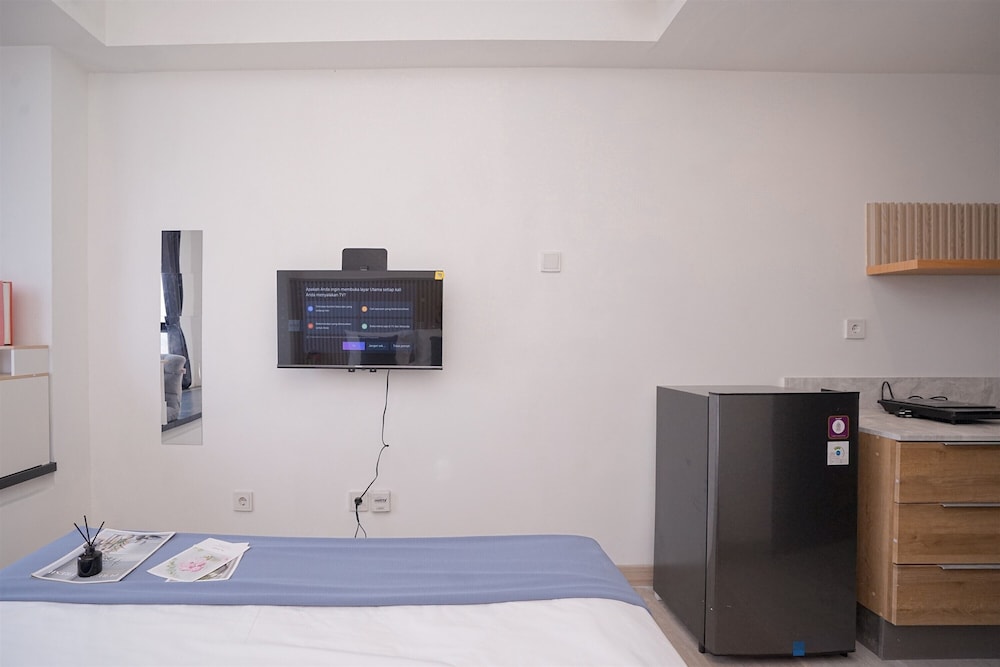 Fully Furnished and Homey Studio Collins Boulevard Apartment