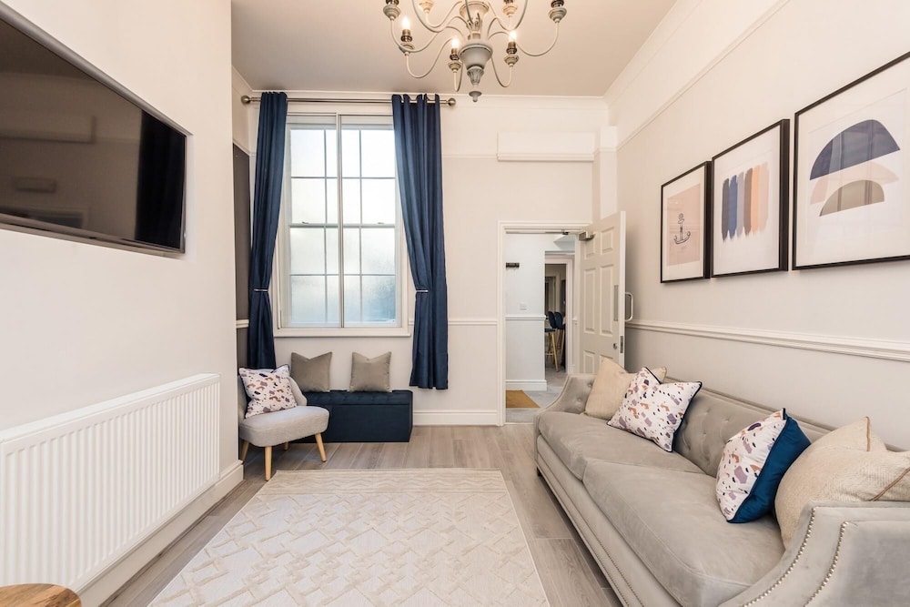 Stunning L1 Seel Street Georgian 3 Bedroom Townhouse Sleeps 10 People