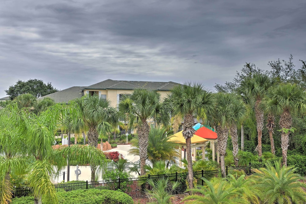 Resort-style Condo w/ Pool: 6 Mi to Magic Kingdom