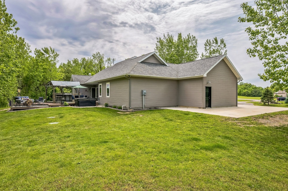Lakeside Retreat With Hot Tub & Game Room 3 Bedroom Home