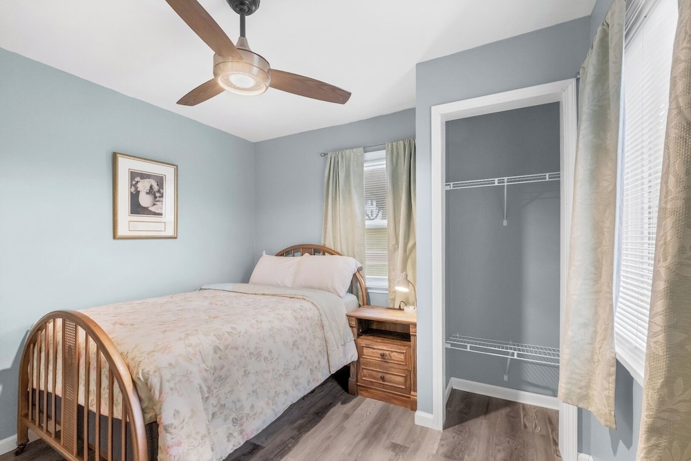 Cozy 2BR Home: With Lake Access & Work Space