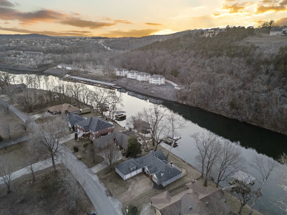 Foggy River Retreat For 16!