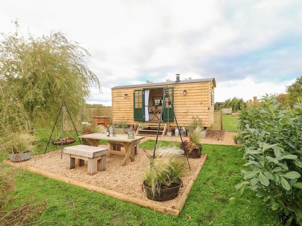 Shepherd's Hut- Hot Tub- Wellness Spa- Wood Burner