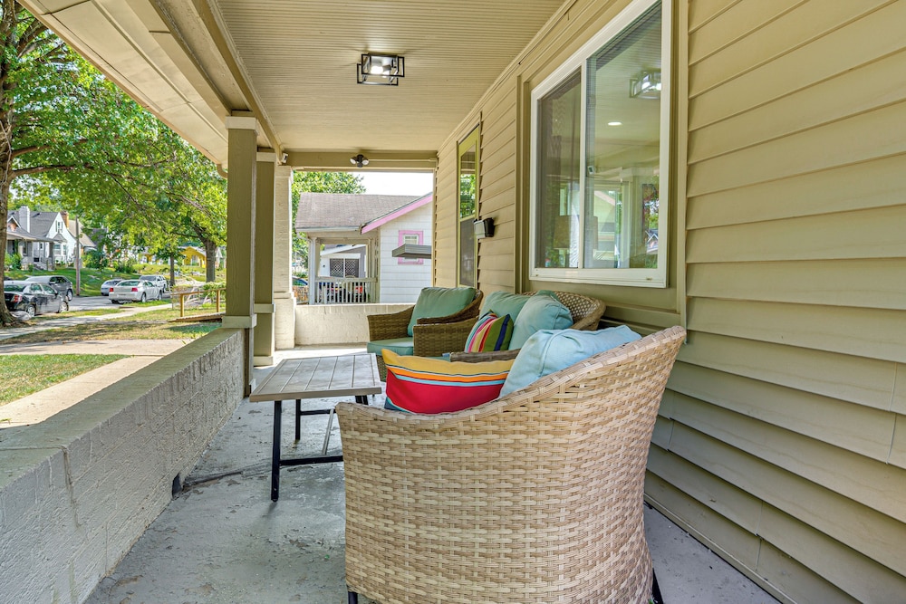 6 Mi to Arrowhead Stadium: Charming Home w/ Porch!
