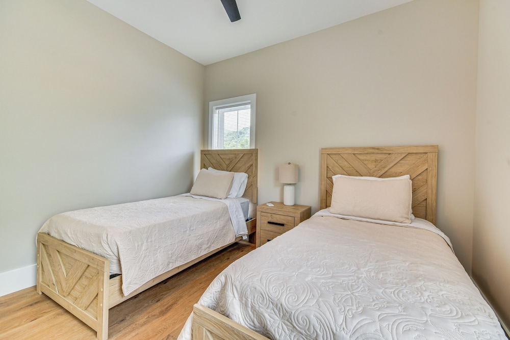 Hike & Ski: Mtn-view Retreat in Maggie Valley!