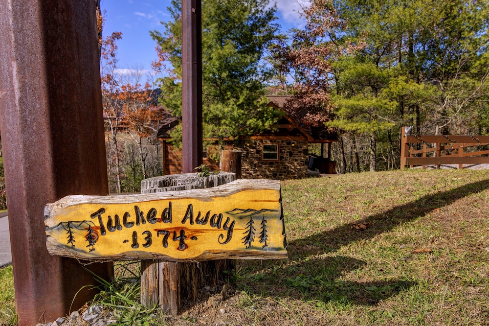 Tucked Away - 1 Bedrooms, 1 Baths, Sleeps 4 Home by RedAwning