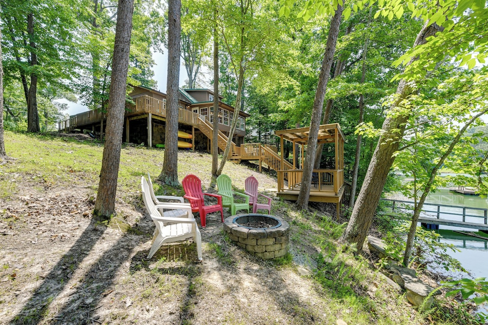 Boat Dock: Family-friendly Douglas Lake Home!