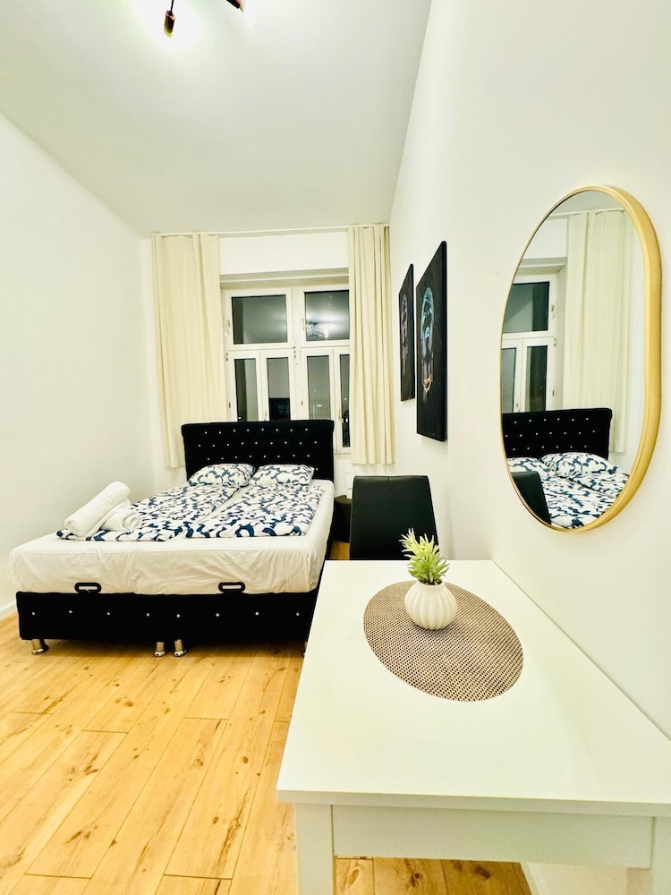 Elegant Five Bedroom Residence Alterlaa
