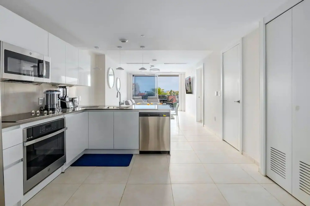 Eagle Beach Modern 2br2ba Beachfront Condo w Pool