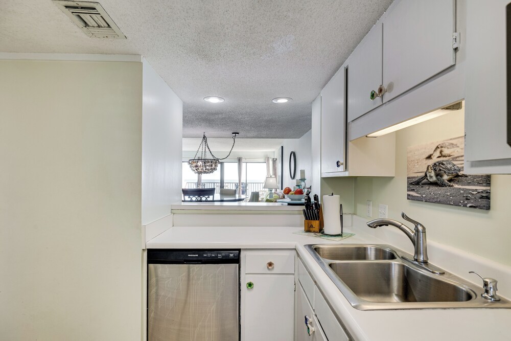 Walk to Beach: Emerald Isle Condo w/ Ocean View!