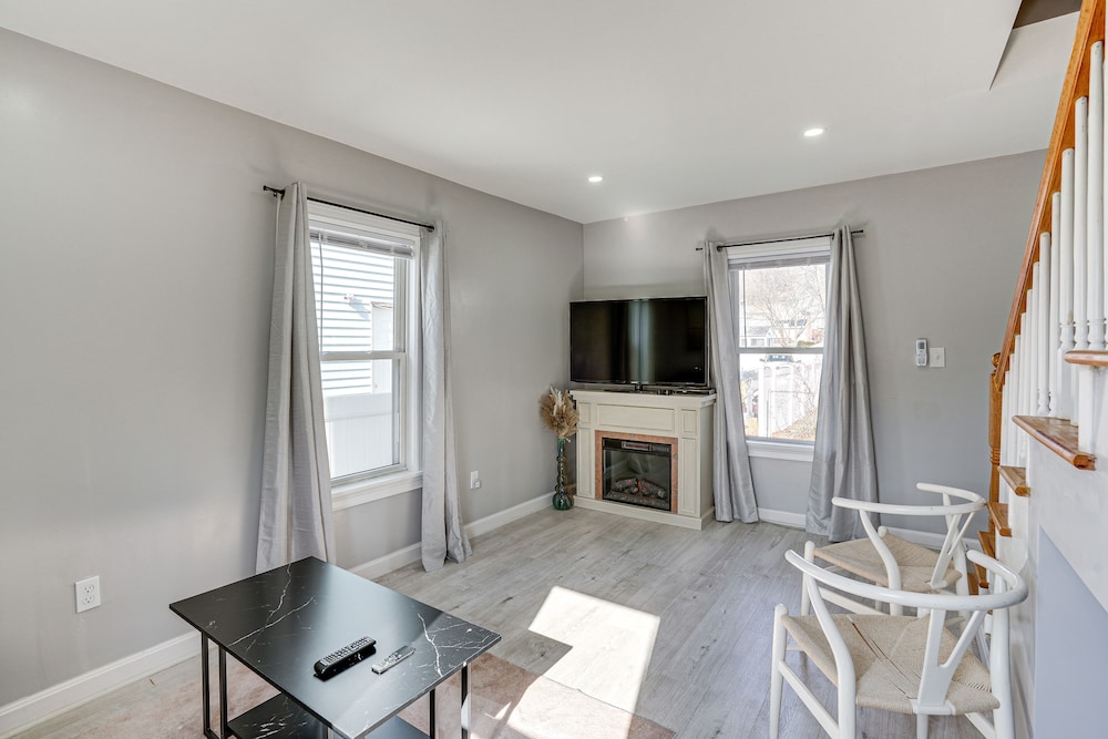 Coastal Lynn Escape w/ Fireplace: 3 Mi to Beaches, photo 22
