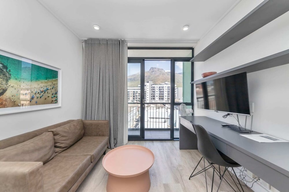 Stunning Studio Apartment With Balcony, Woodstock!