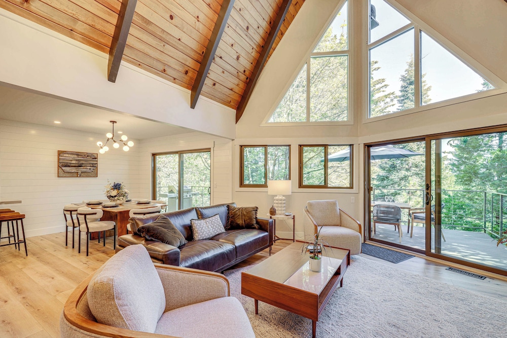 Stunning Forest Views: Luxury Lake Arrowhead Cabin
