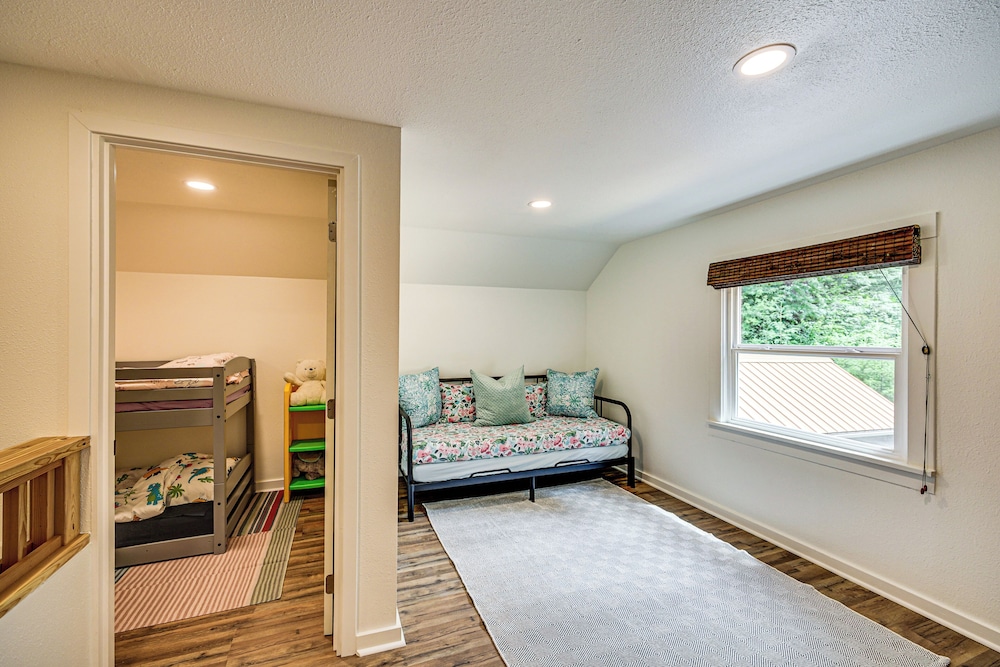 7 Mi to Mt Rainier NP: Home w/ Private Hot Tub!