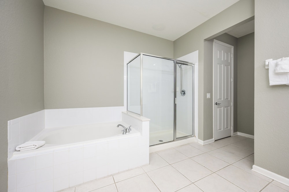 Beautiful Lake View Condo, Vista Cay-1004