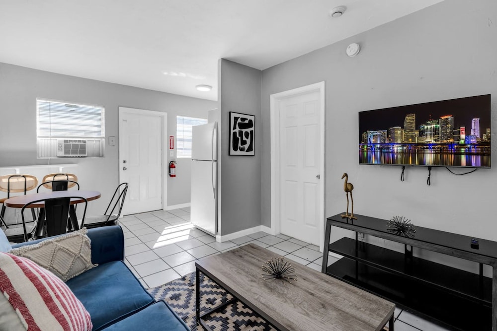 Cozy 1BR Retreat 6 Mins to Beach Free Parking