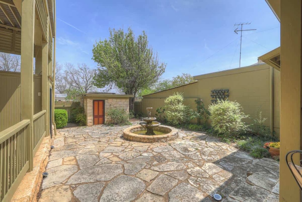 Fountain Suite-stay Right on Historic Main Street in the Heart of Fredericksburg