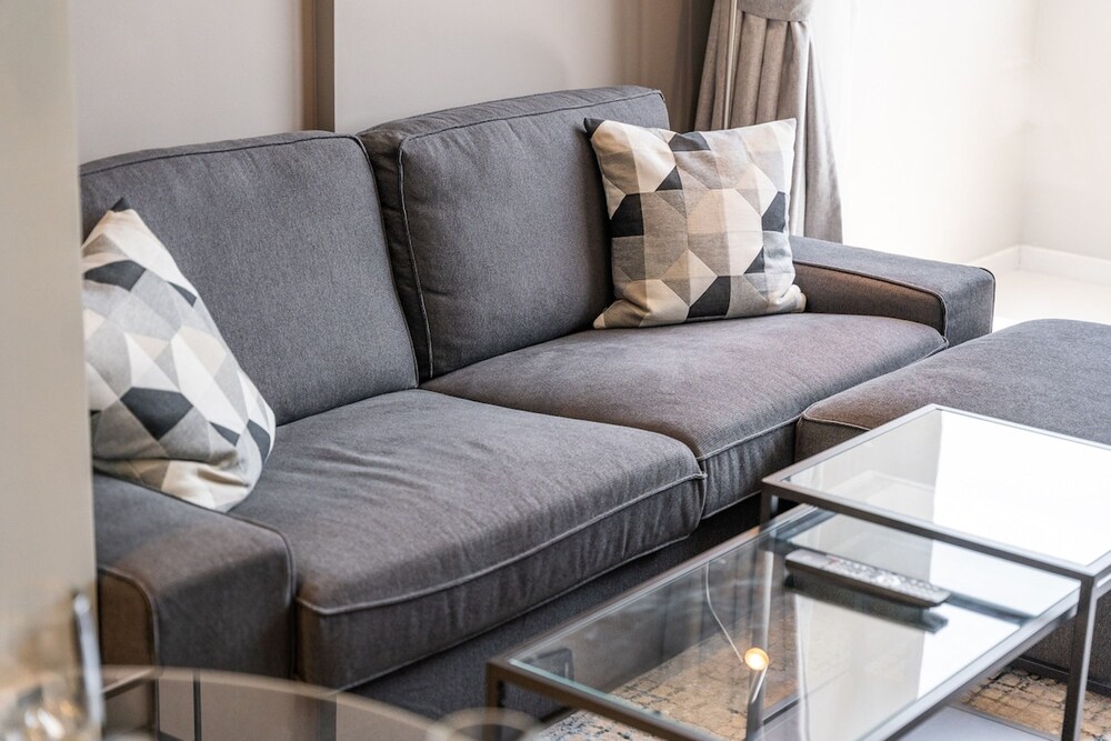 Stylish 1-bedroom Apartment With Stunning Canal Views at Business Bay