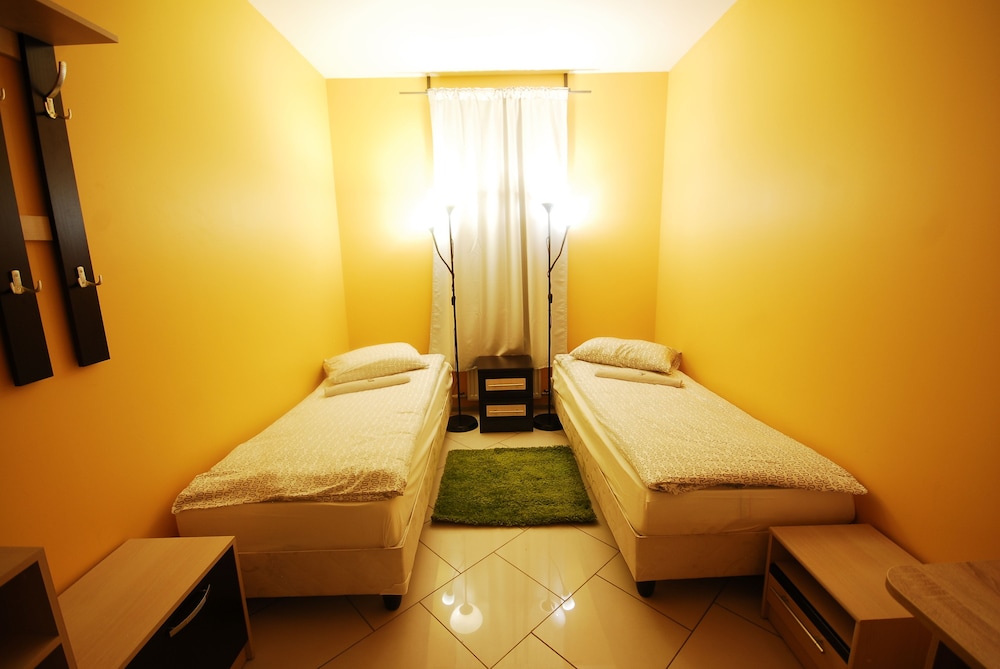 Landmark City Hotel - Hostel