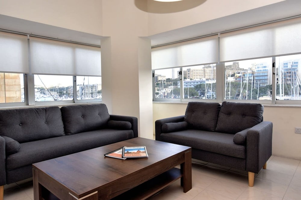 Sea View Spacious 2 Bedroom Central Apartment