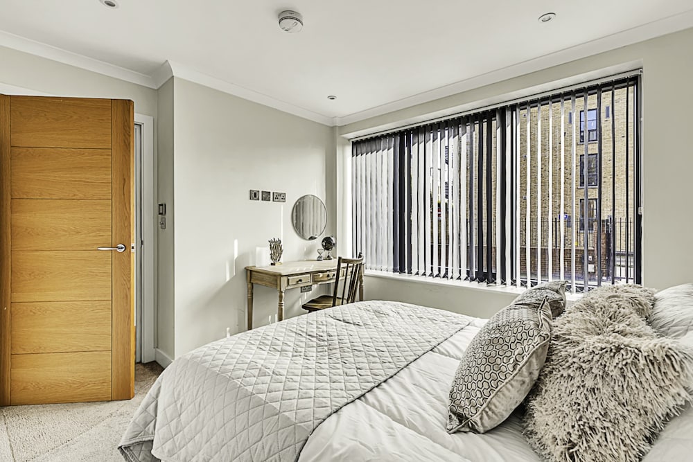 Chic and Contemporary Retreat in Brentford view 4