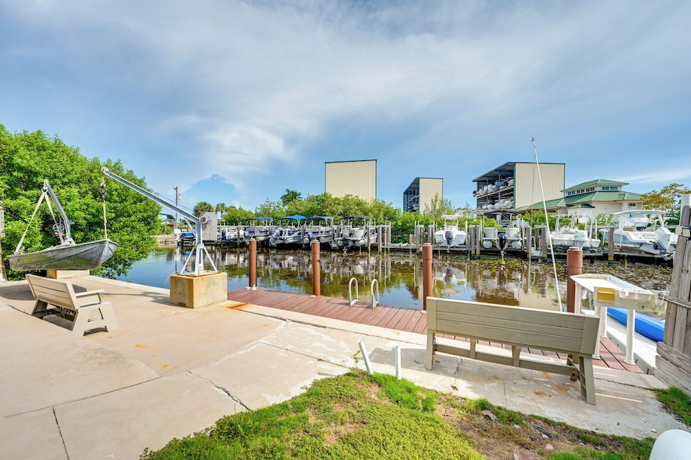 'the Waterfront Cottage' w/ Dock in Goodland!