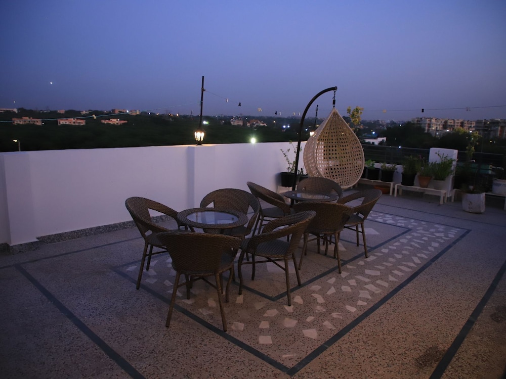 Hotel Breezy Heights Near IGI Delhi Airport by JIP