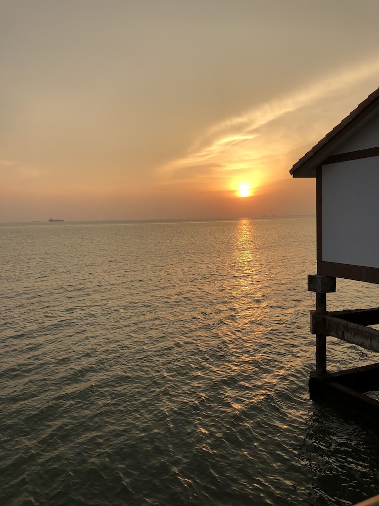 CMK & Private Water Chalet