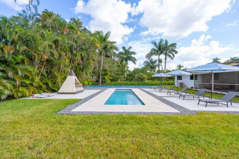 4br Biscayne River Home: Pool & Pickleball Fun 4 Bedroom Home