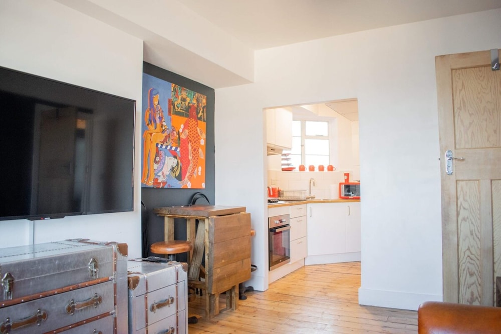 Beautifully Decorated Contemporary 2 Bedroom Flat