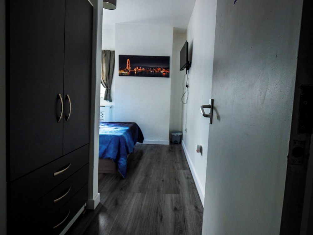 Ensuite3 Woodhouse private bath 2kitchen
