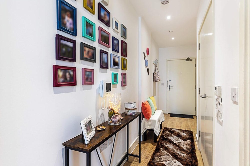 Stylish Canary Wharf Retreat For 2