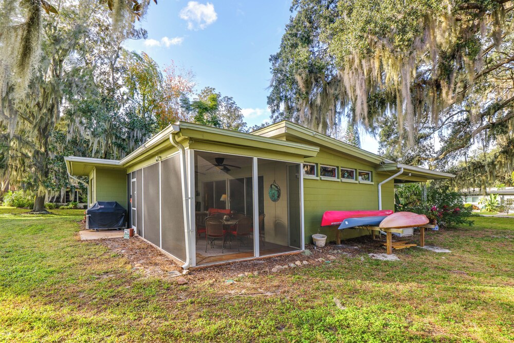 Lake Harris Retreat: 2 Docks & Kayaks!