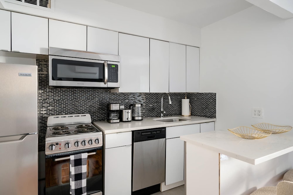 26-1c Gramercy Large 1BR WD