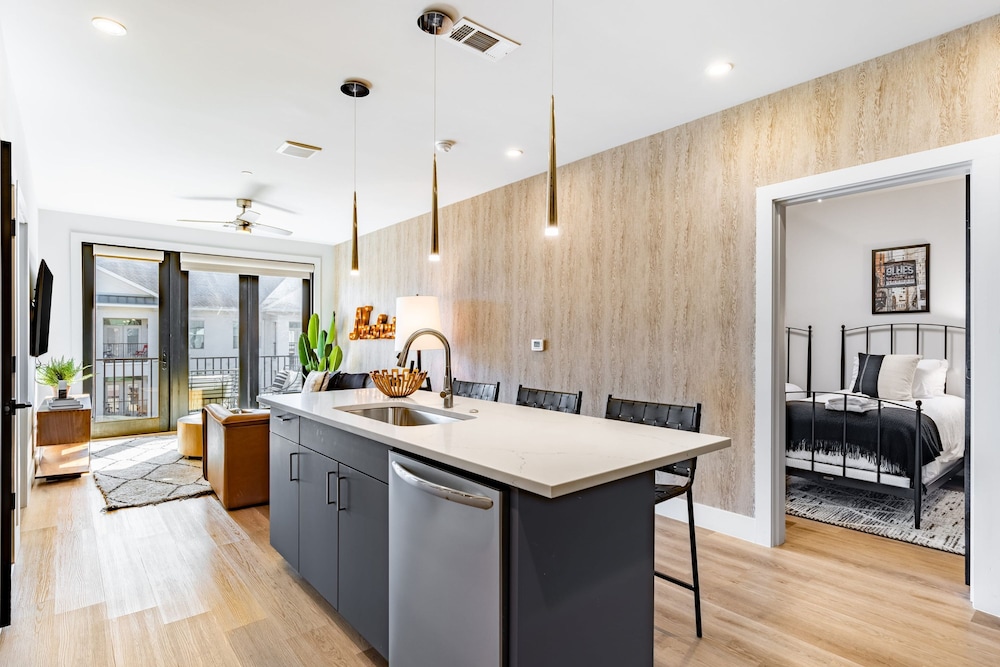 Prime Walkable Midtown Location Pool Gym Outlaw s Den by Avantstay