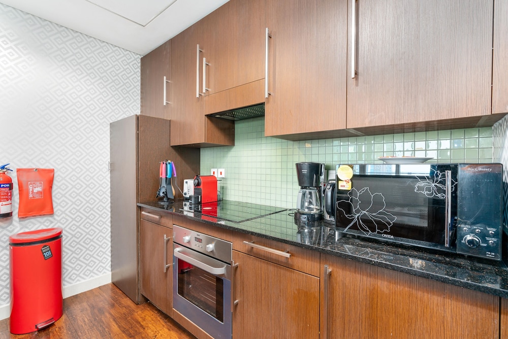 Lux BnB Burj Daman DIFC Sea View