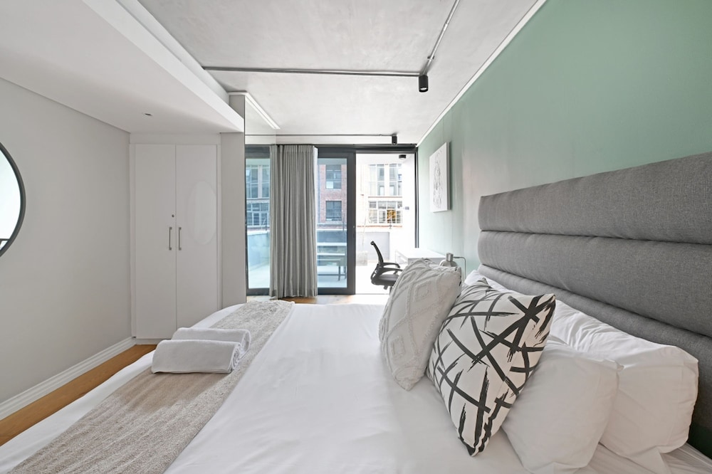 Two Bedroom Green Point Rooftop Pool BBQ