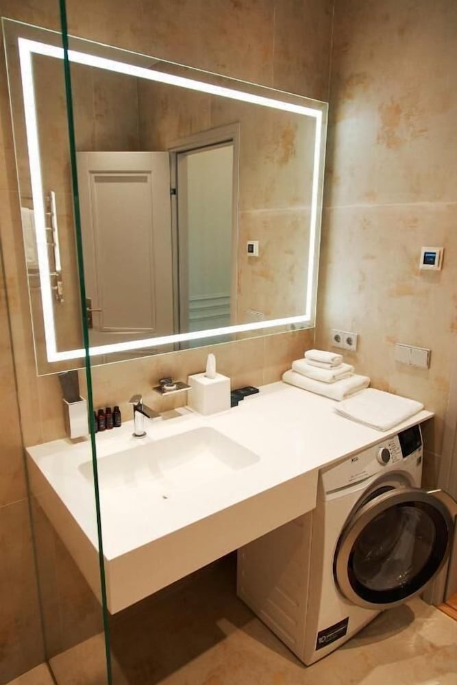 Roze Center Apartments