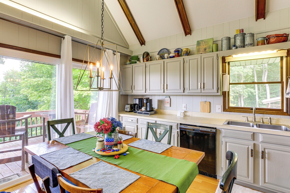 Deck, Fire Pit, Games: Family Escape Near Boone