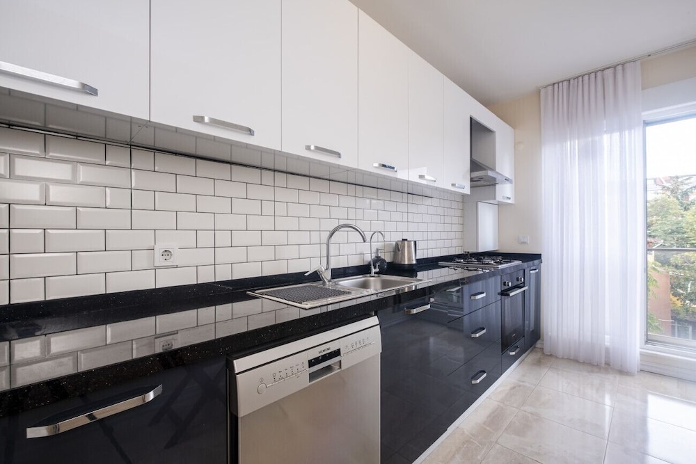 Modern and Central Flat With Balcony in Maltepe