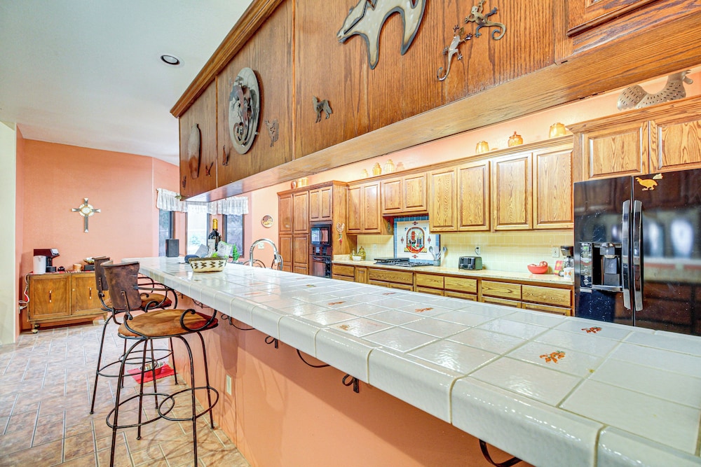 Stunning Sandia Mtn Views: Rio Rancho Retreat