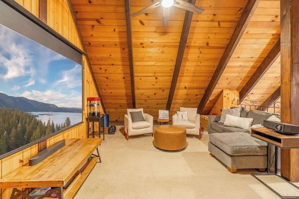 Cozy Tahoma Cabin in the Pines Sleeps 6 + Pets