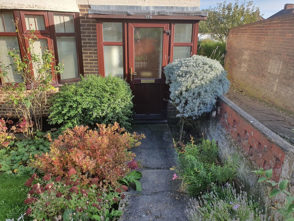 Elegant 3 Bed house walk Wembley stadium view 2