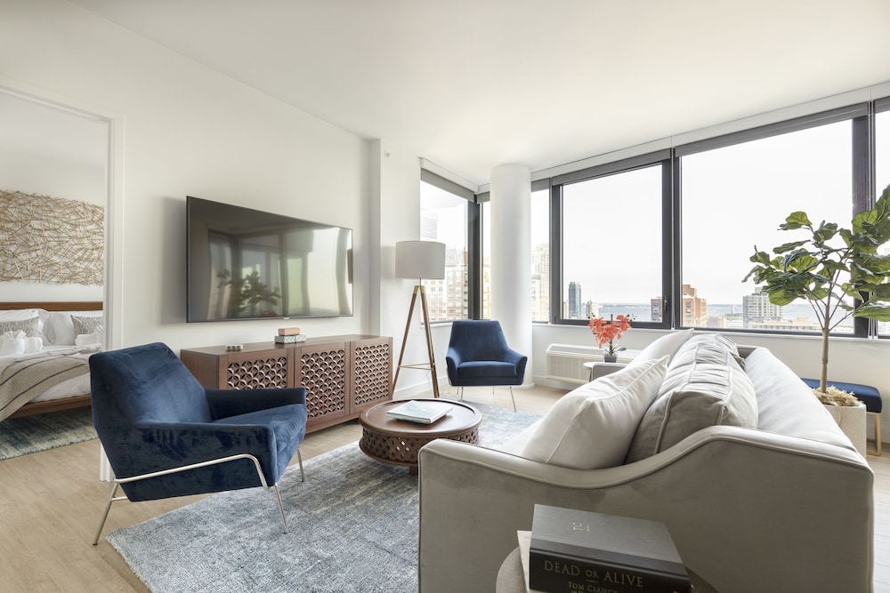 Deedee's Sky Rise Apartments - Newport 2