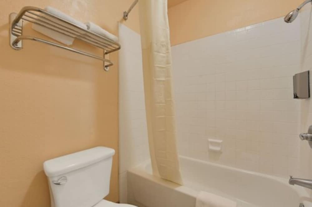 America's Deluxe Inn, photo 35