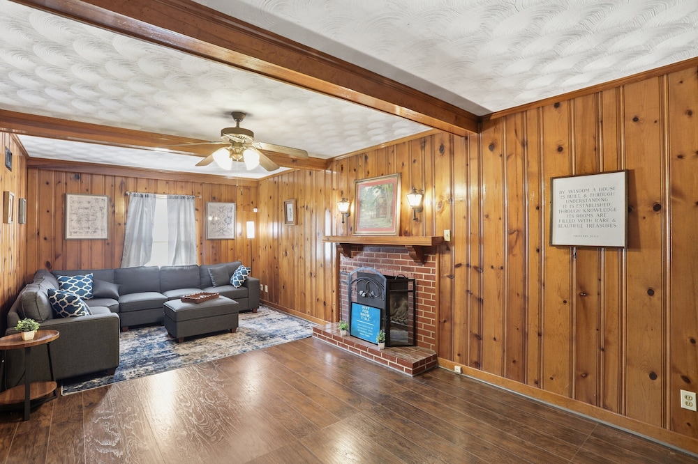 Bluff City Gem With Game Room 3 Bedroom Home